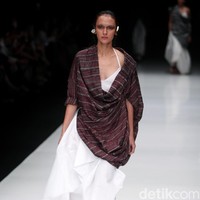 Rancangan terbaru dari Lulu Lutfi Labibi yang mengangkat tema Persimpangan di Jakarta Fashion Week 2018, Senayan City, Jakarta, Kamis (26/10/2017). Foto: Mohammad Abduh/Wolipop