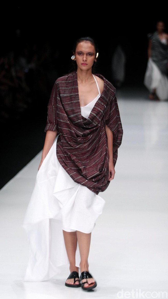 Rancangan terbaru dari Lulu Lutfi Labibi yang mengangkat tema Persimpangan di Jakarta Fashion Week 2018, Senayan City, Jakarta, Kamis (26/10/2017). Foto: Mohammad Abduh/Wolipop