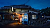 Dalam foto-foto Ohashi menunjukkan rasa kesepian dengan menunjukkan mesin di lokasi terpencil di malam hari. Salah satunya ada di Kota Kino Mino, Prefektur Wakayama ini (Dok. Eiji Ohashi/CNN Style)