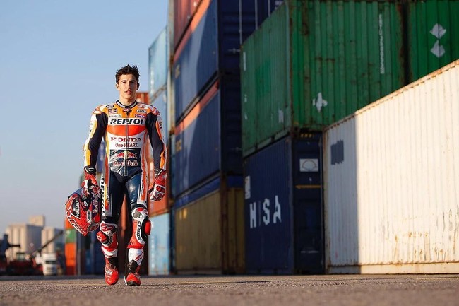 Inilah penampilan keren Marc Marquez dengan kostum balapnya. Selain karena prestasinya, wanita yang mengidolakannya juga suka dengan wajahnya yang imut. Foto: Dok. Instagram