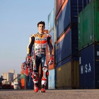 Inilah penampilan keren Marc Marquez dengan kostum balapnya. Selain karena prestasinya, wanita yang mengidolakannya juga suka dengan wajahnya yang imut. Foto: Dok. Instagram