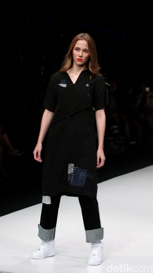 Fashion show Lekat di Jakarta Fashion Week 2018, Senayan City, Jakarta, Jumat (27/10/2017). Foto: Mohammad Abduh/Wolipop