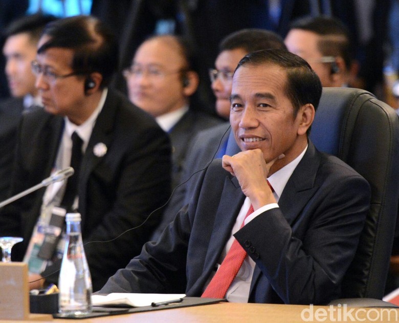 Hasil gambar untuk jokowi selalu kerja tidak hari libur