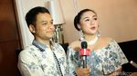 Gaya Kompak Vicky Shu dan Suami