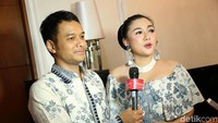Vicky Shu dan Ade Imam baru beberapa waktu lalu menjalani pernikahan di Candi Borobudur. Foto: Vicky Shu dan Suami (Palevi/detikHOT)