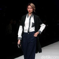 Fashion show Lekat di Jakarta Fashion Week 2018, Senayan City, Jakarta, Jumat (27/10/2017). Foto: Mohammad Abduh/Wolipop