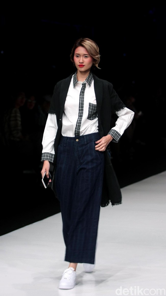 Fashion show Lekat di Jakarta Fashion Week 2018, Senayan City, Jakarta, Jumat (27/10/2017). Foto: Mohammad Abduh/Wolipop