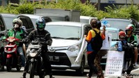Padatnya jalanan Jakarta dan lamanya lampu merah kerap menjadi sumber untuk meraup rezeki para pedagang asongan kalender.