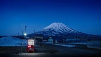 Vending machine memang ada di mana-mana dan hampir selalu diletakkan di luar rumah. Inila foto vending machine yang ada di Kota Kutchan, Hokkaido dengan latar belakangnya adalah Gunung Yotei (Dok. Eiji Ohashi/CNN Style)