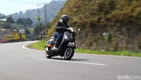Pertama, detikoto mencoba Vespa GTS Supersport 300 versi produksi Italia dari kawasan Bogor, Jawa Barat. Beragam kondisi jalan pun dilalui, mulai dari jalanan menanjak, menurun hingga jalanan perkotaan yang macet. Jok yang lebar membuat pengendara nyaman saat menunggangi Vespa GTS 300 ini. Namun, saat berhenti, untuk ukuran tinggi badan rata-rata orang Indonesia kaki tidak memijak dengan sempurna karena joknya yang lebih lebar itu. Pool/Piaggio Indonesia.