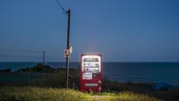Cerita awalnya, saat Ohashi pulang kerja di tengah malam ia terkena badai salju yang mengerikan. Ia mengemudikan mobil dalam kondisi badai dan menggunakan lampu vending machine untuk membimbingnya. Sederet vending machine seperti di Kota Urakawa, Hokkaido dan berada di pinggir jalan inilah yang membimbingnya ke rumah (Dok. Eiji Ohashi/CNN Style)