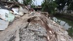 4 Rumah Liar di Bintaro Longsor Diterjang Hujan
