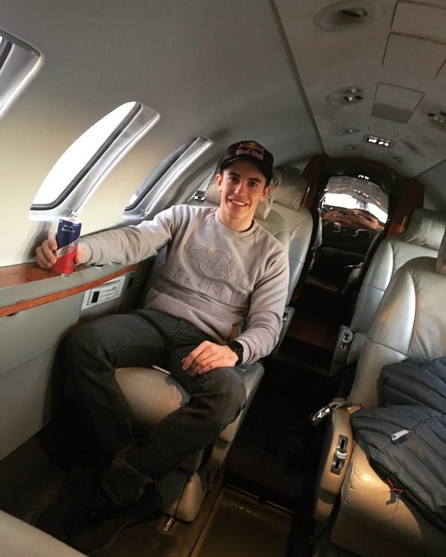 Naik pesawat jet pribadi, Marc Marquez tampil bersahaja dengan sweater dan topi Red Bull dan celana denim. Tidak tampak brand high end yang melekat di tubuhnya. Sweater yang melekat di tubuhnya pun hanya seharga 119,95 Euro atau sekitar Rp 1,9 juta. Foto: Dok. Instagram