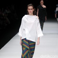 Rancangan terbaru dari Lulu Lutfi Labibi yang mengangkat tema Persimpangan di Jakarta Fashion Week 2018, Senayan City, Jakarta, Kamis (26/10/2017). Foto: Mohammad Abduh/Wolipop