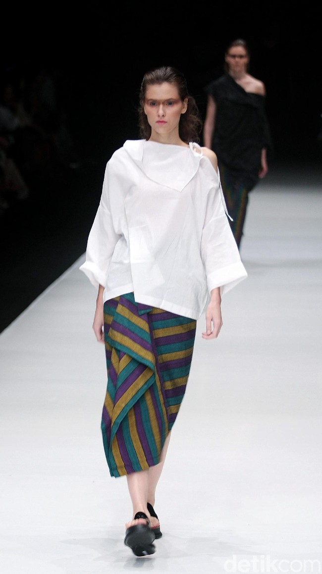 Rancangan terbaru dari Lulu Lutfi Labibi yang mengangkat tema Persimpangan di Jakarta Fashion Week 2018, Senayan City, Jakarta, Kamis (26/10/2017). Foto: Mohammad Abduh/Wolipop