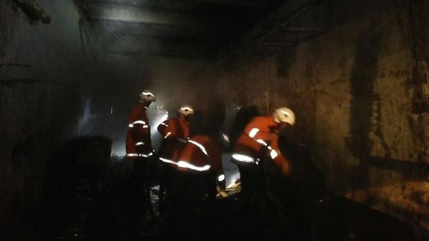 Petugas PMK berusaha keras memadamkan api