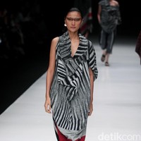 Rancangan terbaru dari Lulu Lutfi Labibi yang mengangkat tema Persimpangan di Jakarta Fashion Week 2018, Senayan City, Jakarta, Kamis (26/10/2017). Foto: Mohammad Abduh/Wolipop