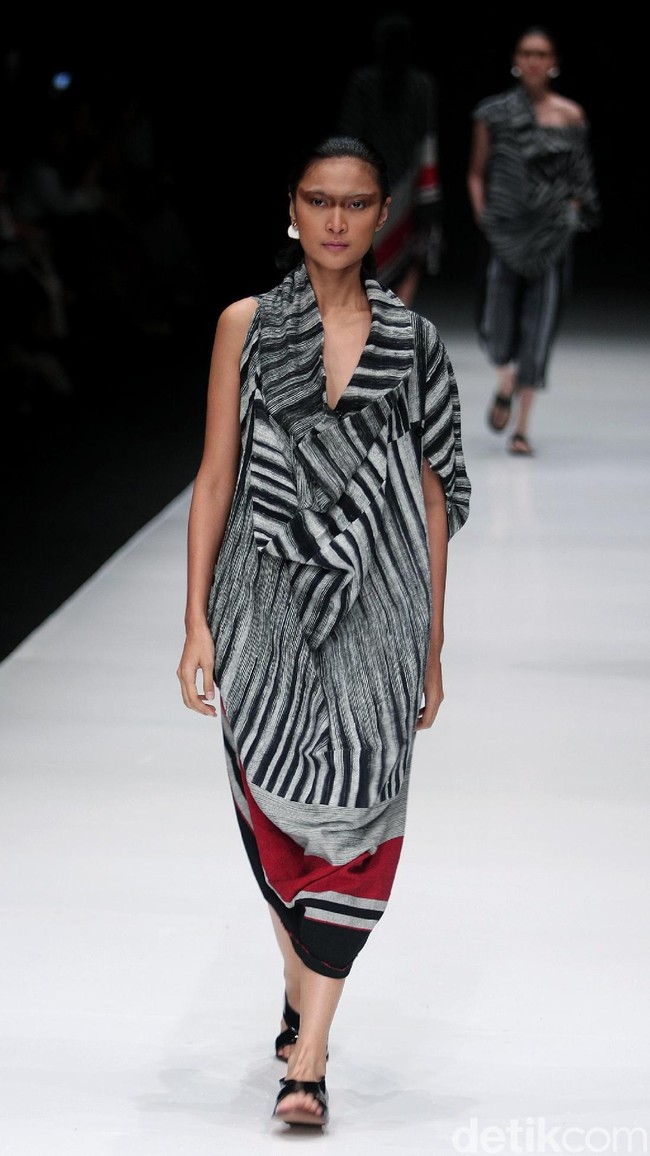 Rancangan terbaru dari Lulu Lutfi Labibi yang mengangkat tema Persimpangan di Jakarta Fashion Week 2018, Senayan City, Jakarta, Kamis (26/10/2017). Foto: Mohammad Abduh/Wolipop