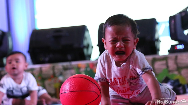 Melas-melas Lucu, Ekspresi Bayi yang Menangis Saat Merangkak