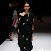 Rancangan terbaru dari Lulu Lutfi Labibi yang mengangkat tema Persimpangan di Jakarta Fashion Week 2018, Senayan City, Jakarta, Kamis (26/10/2017). Foto: Mohammad Abduh/Wolipop