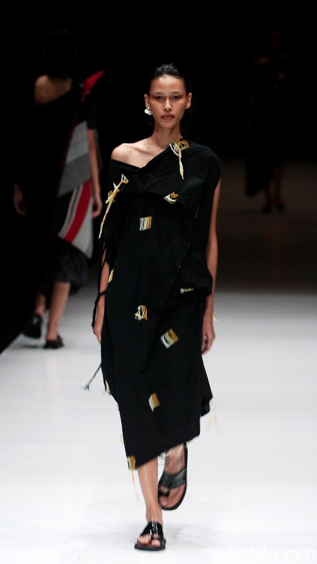 Rancangan terbaru dari Lulu Lutfi Labibi yang mengangkat tema Persimpangan di Jakarta Fashion Week 2018, Senayan City, Jakarta, Kamis (26/10/2017). Foto: Mohammad Abduh/Wolipop