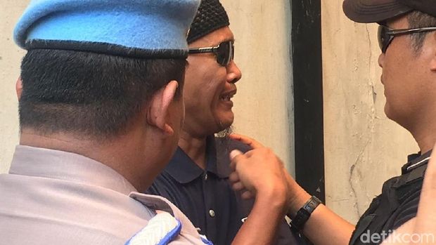 Anggota keluarga dr Letty di lokasi prarekonstruksi di klinik Azzahra Medical Center, Cawang, Jakarta Timur, Senin (13/11/2017)
