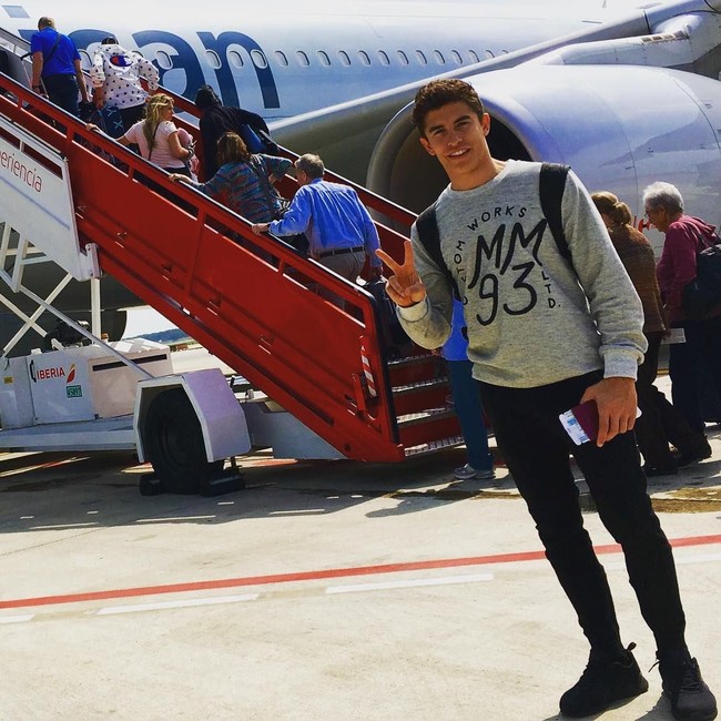 Sebagai pebalap yang sudah empat kali meraih gelar juara dunia, Marc Marquez, laris jadi bintang iklan. Salah satu brand yang mendapuknya jadi brand ambassador adalah brand high street Pull & Bear. Dalam berbagai kesempatan saat tidak memakai baju balap, Marc pun sering mengenakan baju brand Spanyol, negara asalnya.Foto: Dok. Instagram