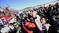 Usai balapan, Marquez langsung menghampiri tribun penonton tempat suporter setianya berada. Dia merayakan titel juaranya di sana. (AFP PHOTO / JOSE JORDAN)