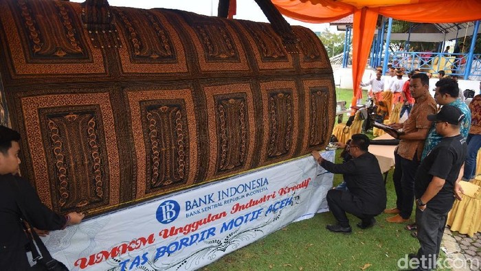 Tas Raksasa Motif Khas Aceh Pecahkan Rekor MURI