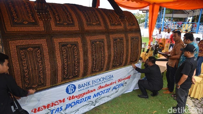 Tas Raksasa Motif Khas Aceh Pecahkan Rekor MURI Tas Raksasa Motif Khas Aceh Pecahkan Rekor MURI