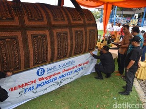 Tas Raksasa Motif Khas Aceh Pecahkan Rekor MURI