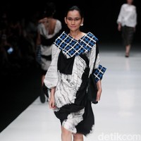 Rancangan terbaru dari Lulu Lutfi Labibi yang mengangkat tema Persimpangan di Jakarta Fashion Week 2018, Senayan City, Jakarta, Kamis (26/10/2017). Foto: Mohammad Abduh/Wolipop
