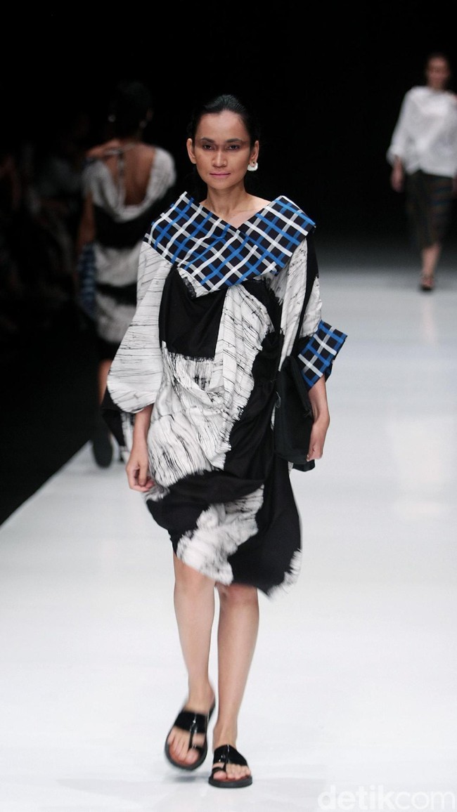Rancangan terbaru dari Lulu Lutfi Labibi yang mengangkat tema Persimpangan di Jakarta Fashion Week 2018, Senayan City, Jakarta, Kamis (26/10/2017). Foto: Mohammad Abduh/Wolipop
