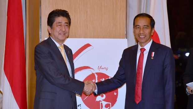 Presiden Jokowi bertemu PM Jepang Shinzo Abe di Hotel Diamond, Manila, Filipina. Abu memuji iklim investasi di Indonesia.