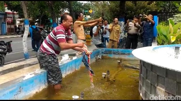 Air Mampet, Warga Lamongan Mandi dan Cuci Baju di Kantor PDAM