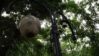 Di beberapa titik, terdapat lampu-lampu taman. Namun, lampu-lampu tersebut sudah rusak. Kabel putus, lampu hilang, atau tiang yang sudah rapuh dan berkarat. (Foto: Arief Ikhsanudin/detikcom)