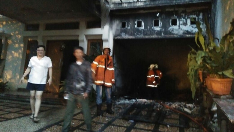 Korsleting Panel Listrik, Sebuah Garasi Terbakar Korsleting Panel Listrik, Sebuah Garasi Terbakar