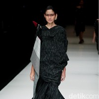 Rancangan terbaru dari Lulu Lutfi Labibi yang mengangkat tema Persimpangan di Jakarta Fashion Week 2018, Senayan City, Jakarta, Kamis (26/10/2017). Foto: Mohammad Abduh/Wolipop