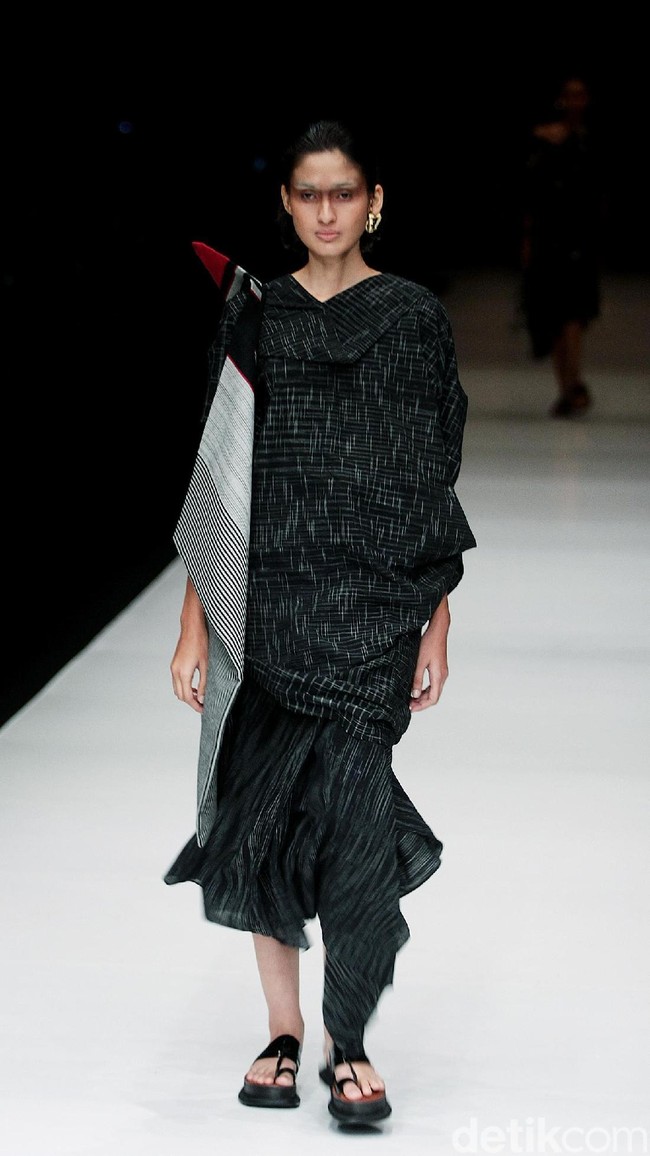 Rancangan terbaru dari Lulu Lutfi Labibi yang mengangkat tema Persimpangan di Jakarta Fashion Week 2018, Senayan City, Jakarta, Kamis (26/10/2017). Foto: Mohammad Abduh/Wolipop