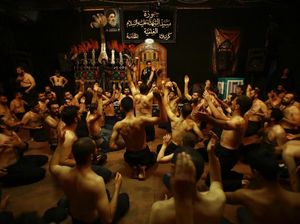 Foto: Melihat Ritual Cambuk Diri di Irak