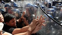 Terjasi aksi saling dorong antara pendemo dan polisi. Athit Perawongmetha/Reuters.