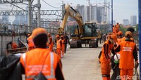 Awalnya petugas mengimbau warga yang tinggal di wilayah inspeksi KBB menyelamatkan barang berharga. Setelah itu, petugas membongkar satu per satu bangunan yang berdiri di sepanjang jalan tersebut.