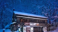 Vending machine memang mendarah daging dalam tradisi Jepang, di daerah pedesaan, di pinggir jalan, traveler dipastikan menemukan kios kayu yang tak ditunggui penjualnya. Mereka adalah petani yang telah menempatkan buah, sayuran, dan barang-barang lainnya ke dalam vending machine. Salah satunya seperti di Kota Sapporo, Hokkaido ini (Dok. Eiji Ohashi/CNN Style)
