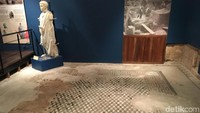 Banyak arsitektur Romawi kuno yang bercampur dengan gaya Timur Tengah bisa ditemui di negara kepulauan ini. Namun ada satu arsitektur asli Romawi yang sekarang dilindungi sebagai warisan budaya dan dijadikan museum. (Angga/detikTravel)