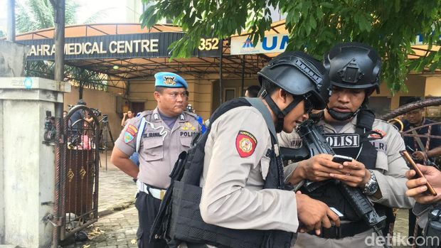 Polisi berjaga di lokasi penembakan terhadap dr Letty jelang prarekonstruksi, Senin (13/11/2017)