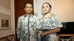 Gaya Kompak Vicky Shu dan Suami