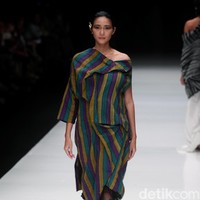 Rancangan terbaru dari Lulu Lutfi Labibi yang mengangkat tema Persimpangan di Jakarta Fashion Week 2018, Senayan City, Jakarta, Kamis (26/10/2017). Foto: Mohammad Abduh/Wolipop