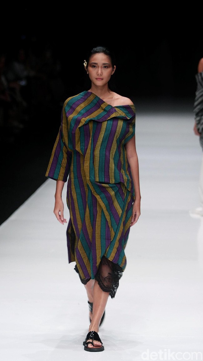Rancangan terbaru dari Lulu Lutfi Labibi yang mengangkat tema Persimpangan di Jakarta Fashion Week 2018, Senayan City, Jakarta, Kamis (26/10/2017). Foto: Mohammad Abduh/Wolipop