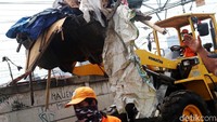 Alat berat menghancurkan bangunan-bangunan liar tersebut.