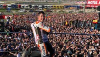 Marquez di tengah lautan merah pendukungnya di Sirkuit Ricardo Tormo. (Instagram @motogp)